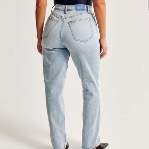 Abercrombie Curve Love Ultra High Rise 90s Straight Jean Light Wash - size 25s - Picture 2 of 7